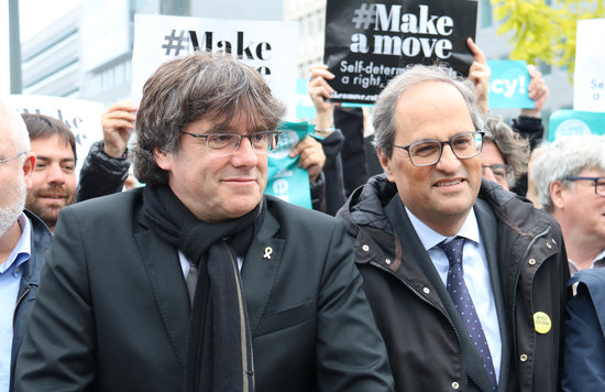 Puigdemont protests alongside his successor Quim Torra outside the European Commission